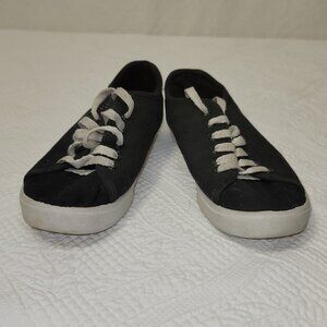 848. And 1 Shoes Black and White Sz Kids 2